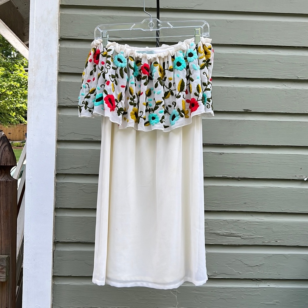JUDITH MARCH STRAPLESS DRESS WITH FLOWER EMBROIDERY